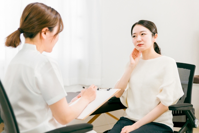 顎の悩みで診察を受ける女性