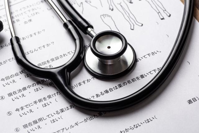 問診票の上に置いてある聴診器