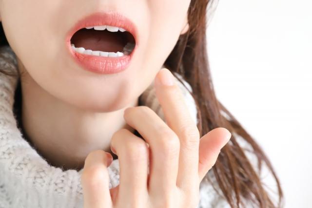 女性が口元を気にしている