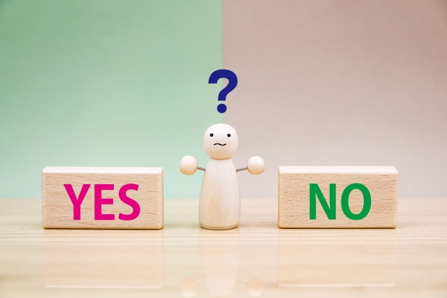 中央に人形、サイドにYESとNOの文字