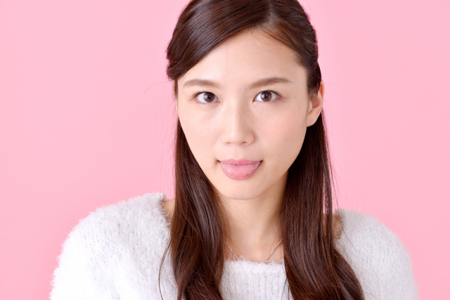 女性　舌出している