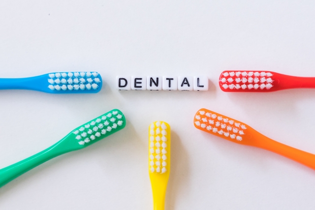 カラフルな歯ブラシ　DENTALの文字