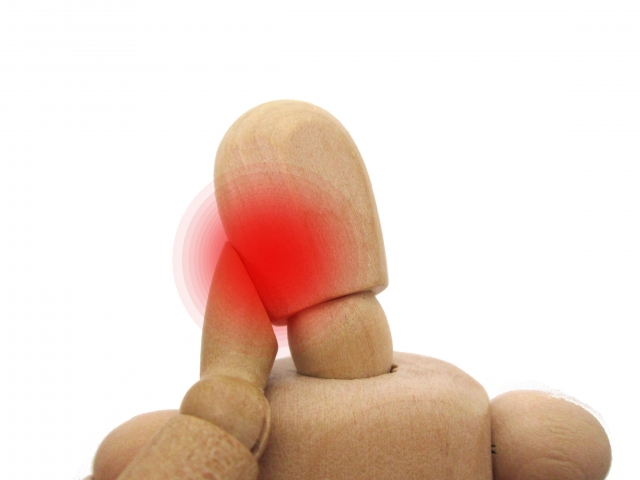 木製人形　痛み　頬を抑える