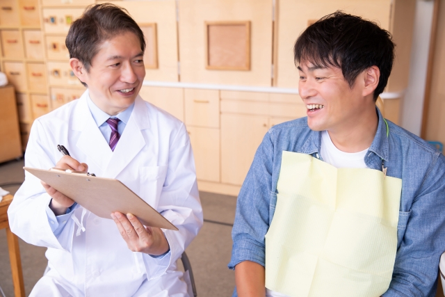 笑顔の患者と歯科医師
