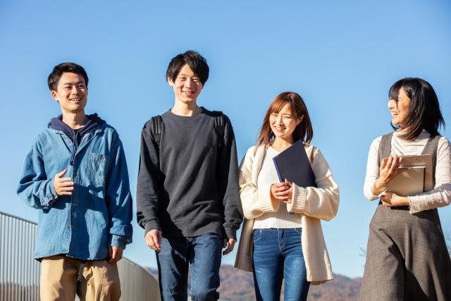 校内を歩いている大学生の男女4人
